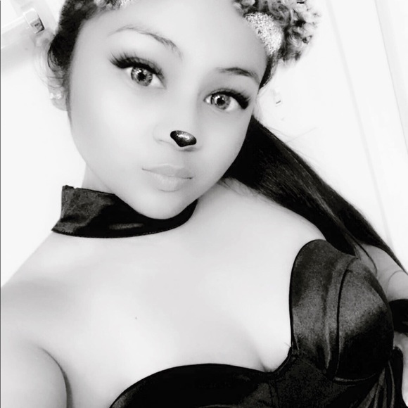 Meet your Posher, Anna 💕 - Picture 3 of 15